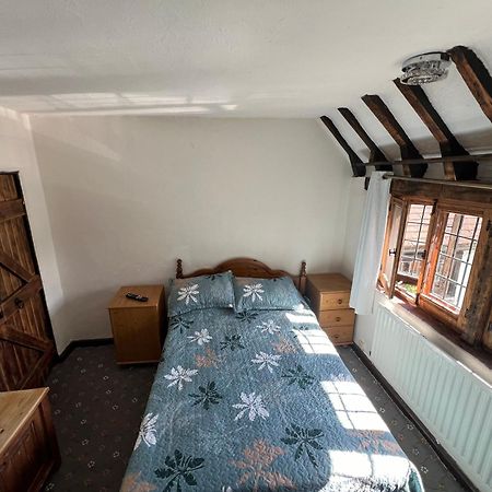 Tudor House - Double Room - Shared Bathroom Goff's Oak ภายนอก รูปภาพ