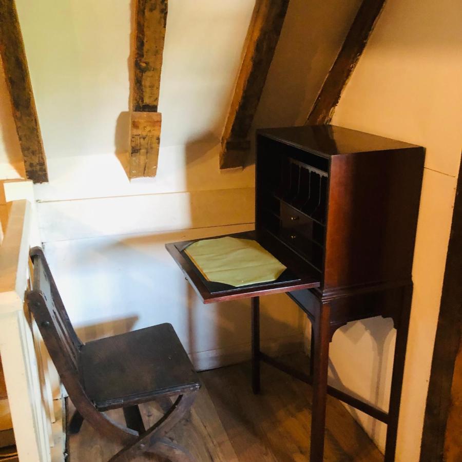 Tudor House - Double Room - Shared Bathroom Goff's Oak ภายนอก รูปภาพ