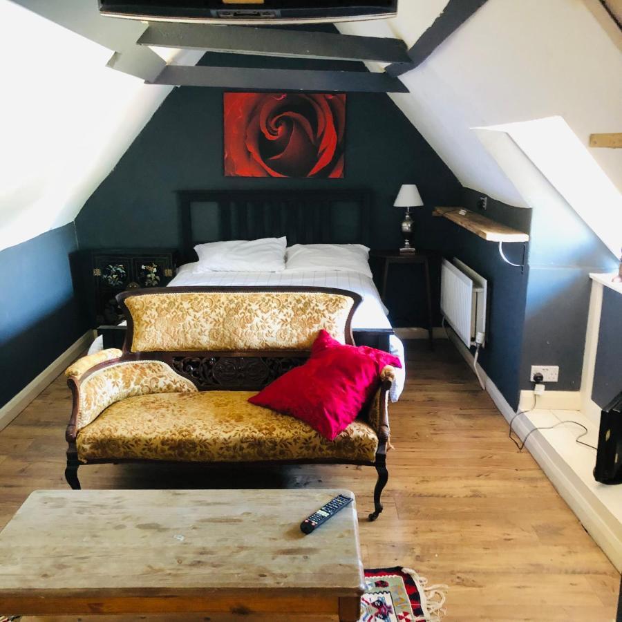 Tudor House - Double Room - Shared Bathroom Goff's Oak ภายนอก รูปภาพ