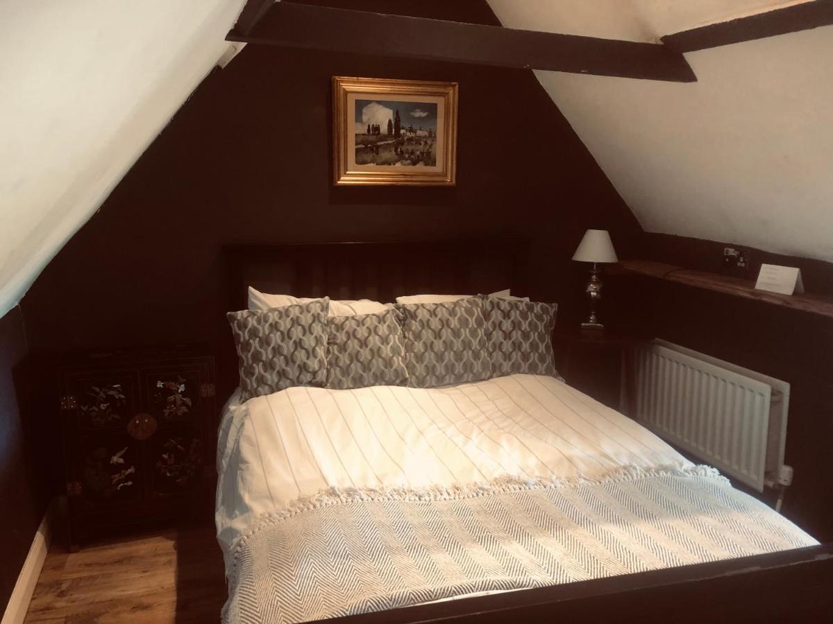 Tudor House - Double Room - Shared Bathroom Goff's Oak ภายนอก รูปภาพ