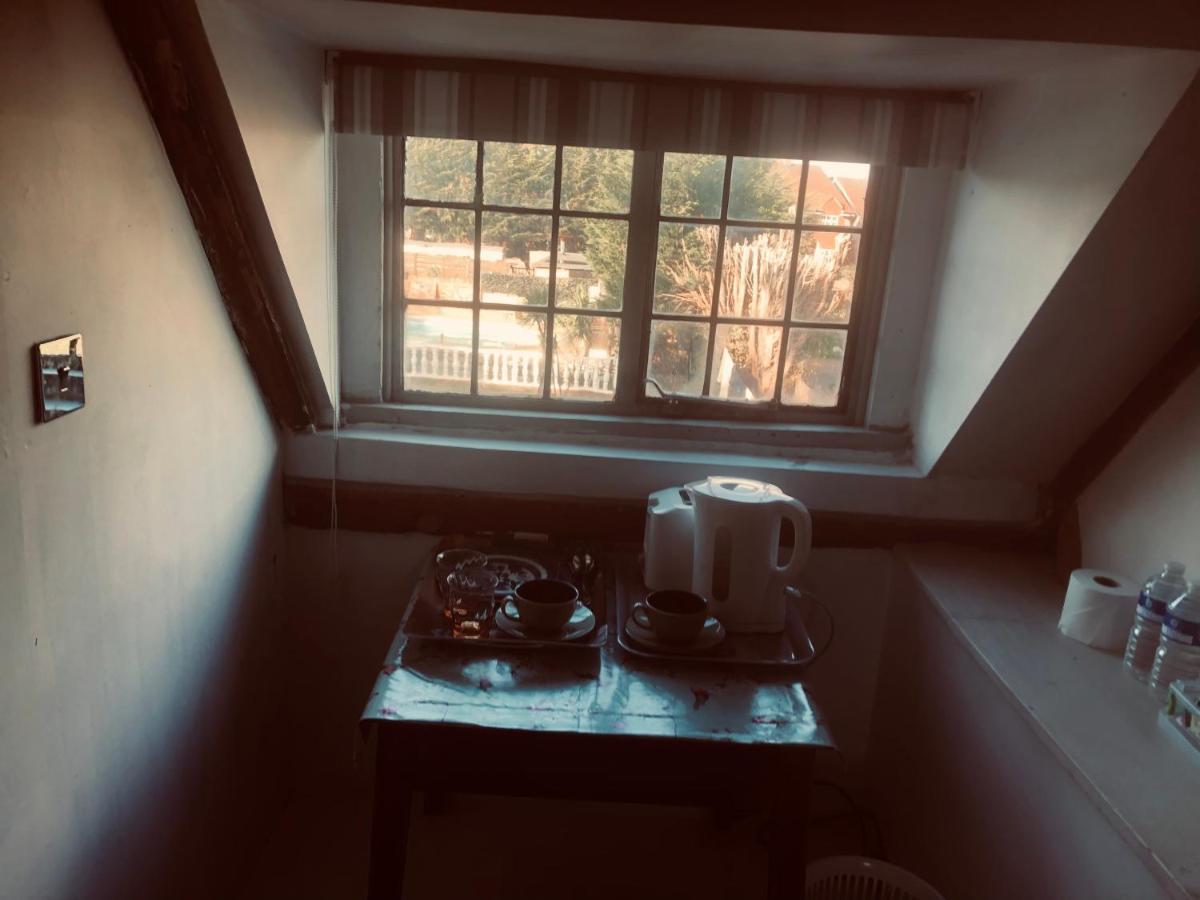 Tudor House - Double Room - Shared Bathroom Goff's Oak ภายนอก รูปภาพ