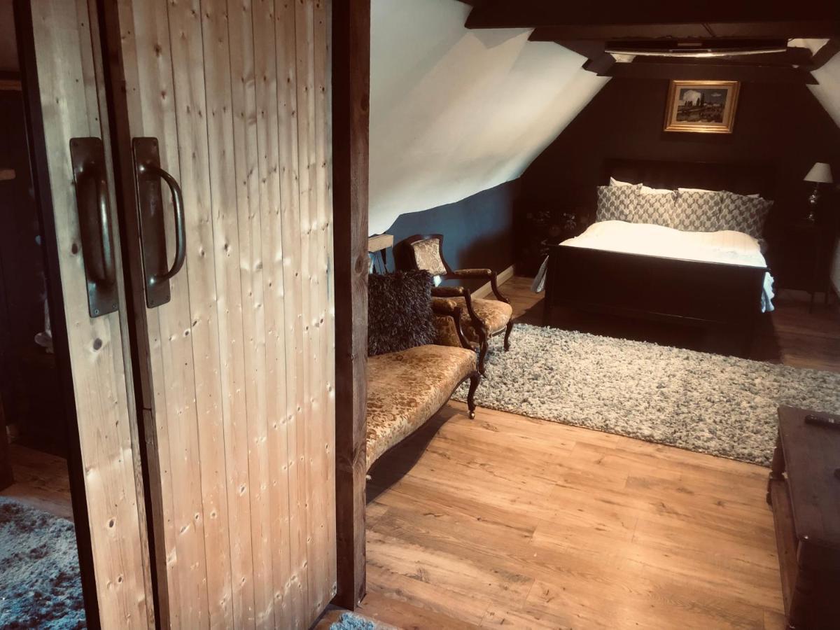 Tudor House - Double Room - Shared Bathroom Goff's Oak ภายนอก รูปภาพ