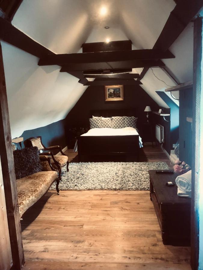 Tudor House - Double Room - Shared Bathroom Goff's Oak ภายนอก รูปภาพ