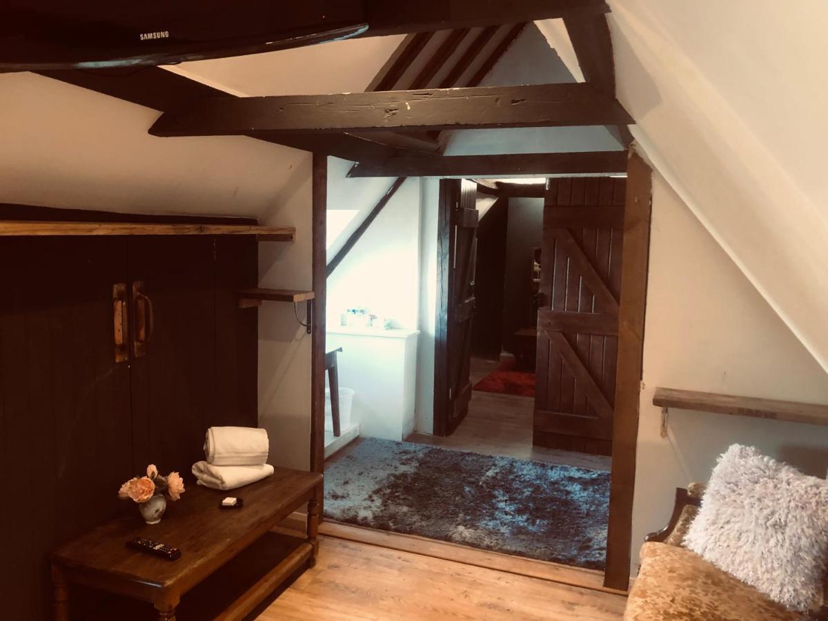 Tudor House - Double Room - Shared Bathroom Goff's Oak ภายนอก รูปภาพ