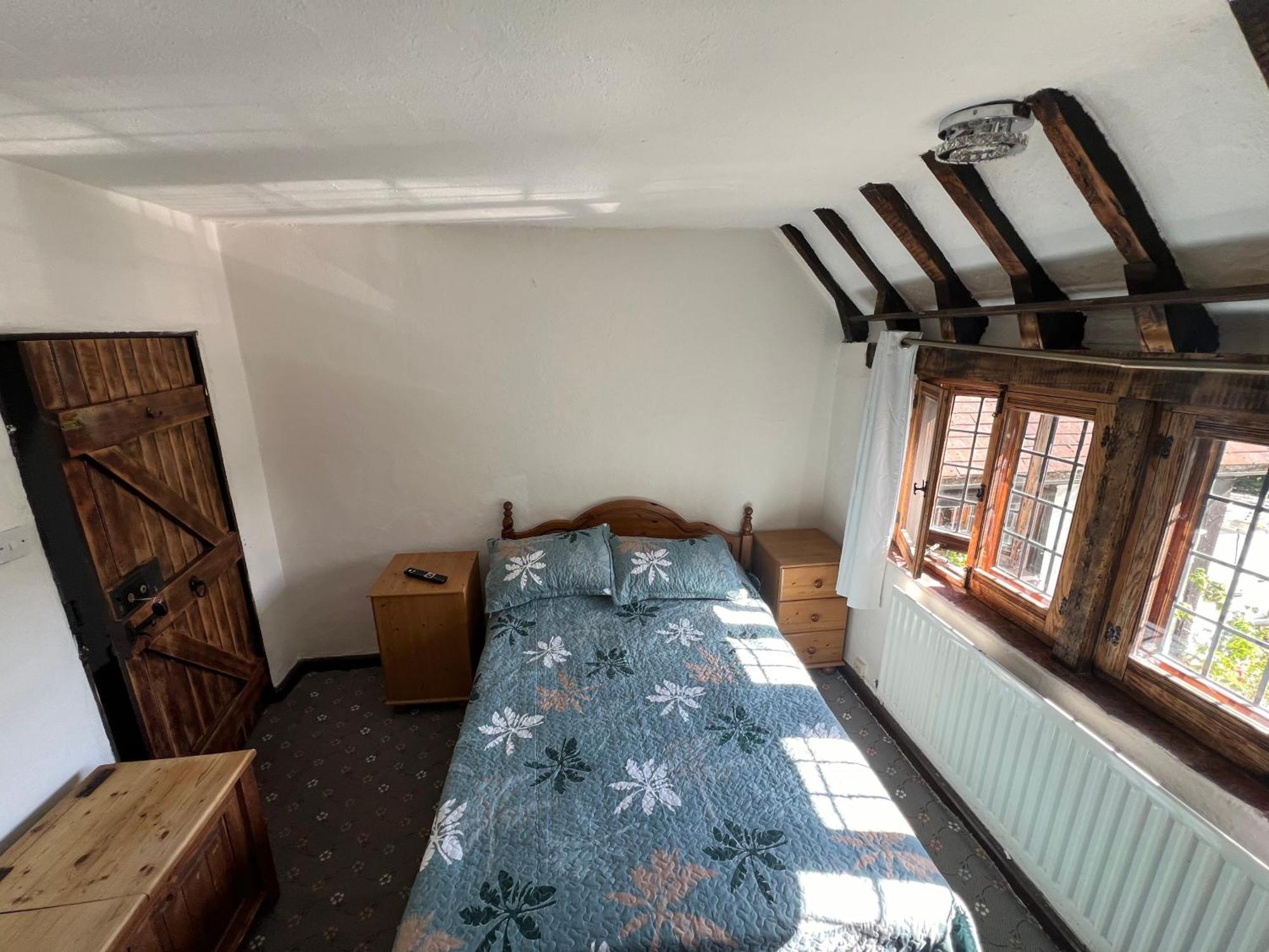 Tudor House - Double Room - Shared Bathroom Goff's Oak ภายนอก รูปภาพ